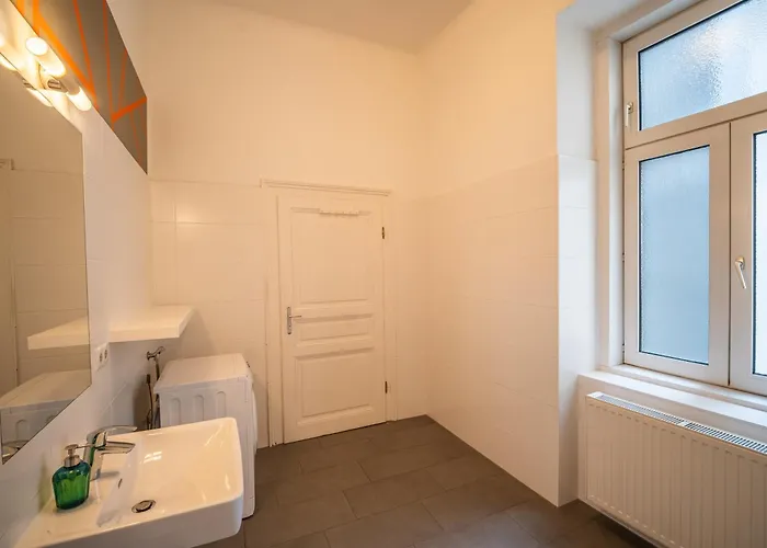 Spacious 2br For 6 Near Votivkirche & Metro U2 *
