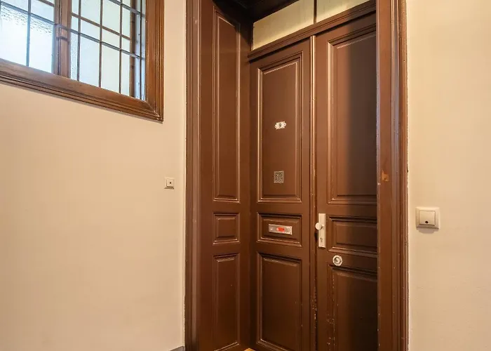 Spacious 2br For 6 Near Votivkirche & Metro U2 Wenen